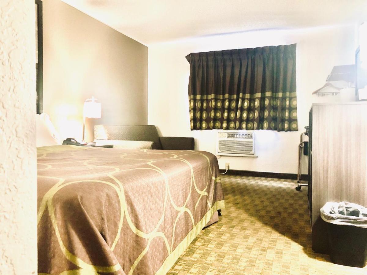 Super 8 By Wyndham Peru Starved Rock State Park Hotel Екстериор снимка